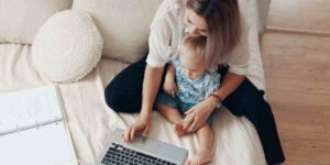 Mamá con su bebé trabajando