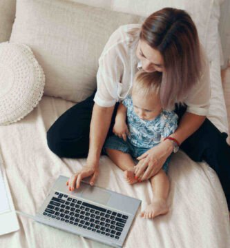 Mamá con su bebé trabajando