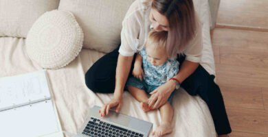Mamá con su bebé trabajando