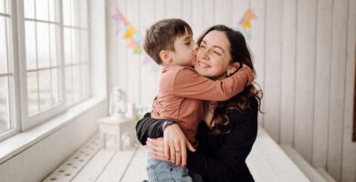 Mamá e hijo dándose un abrazo