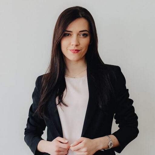 Chica del testimonio 2 señalando